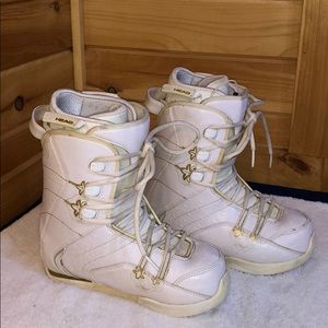 Snowboarding boots